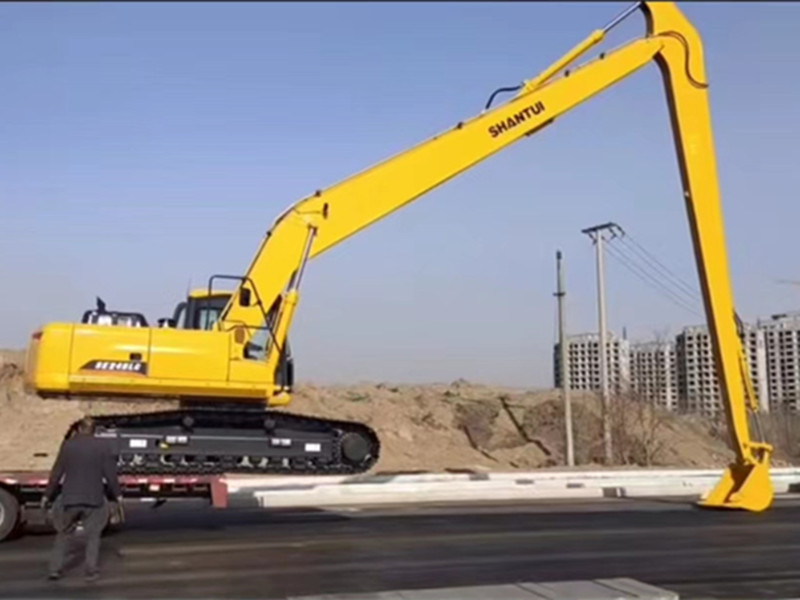 long boom excavator