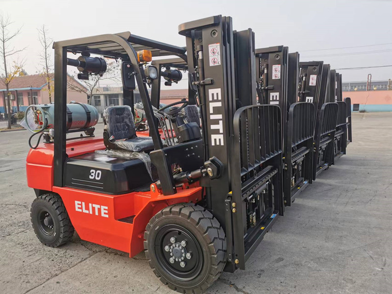 LPG forklift with Nissan K25 engine