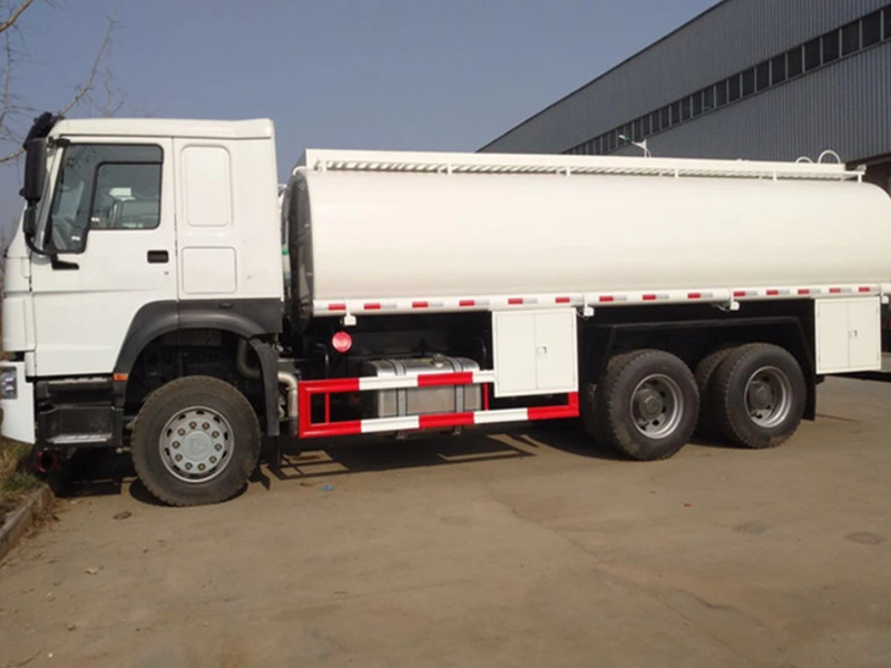 Sinotruk HOWO 6000 gallon fuel tank truck